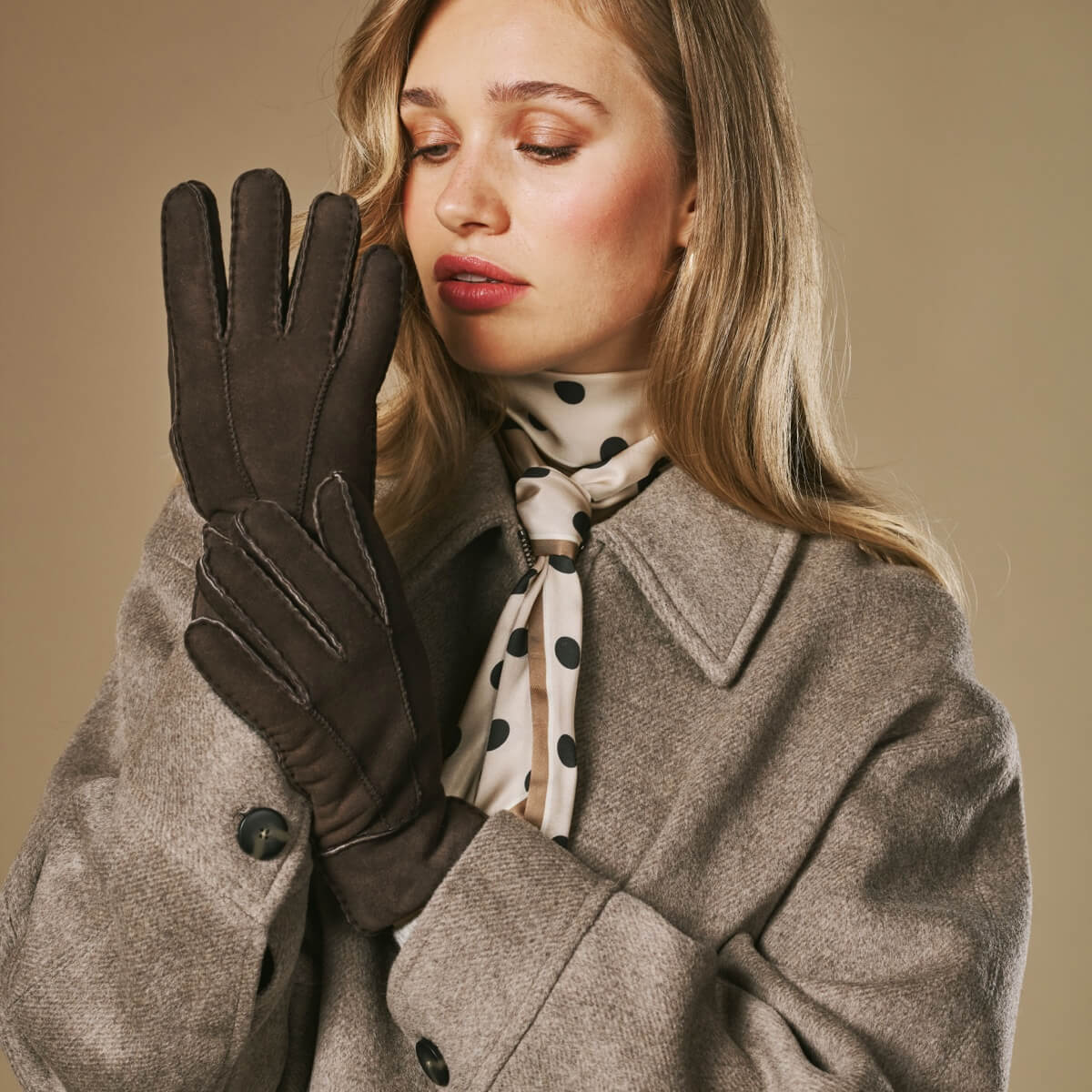 Roxanne (brown) - Women’s patchwork sheepskin gloves with warm sheep fur lining - Image 4