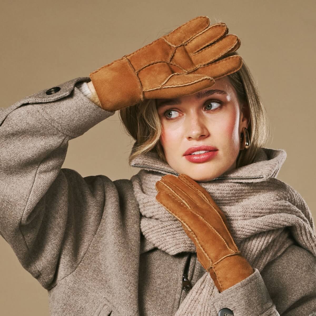 Roxanne (camel) - Women’s patchwork sheepskin gloves with warm sheep fur lining - Image 5