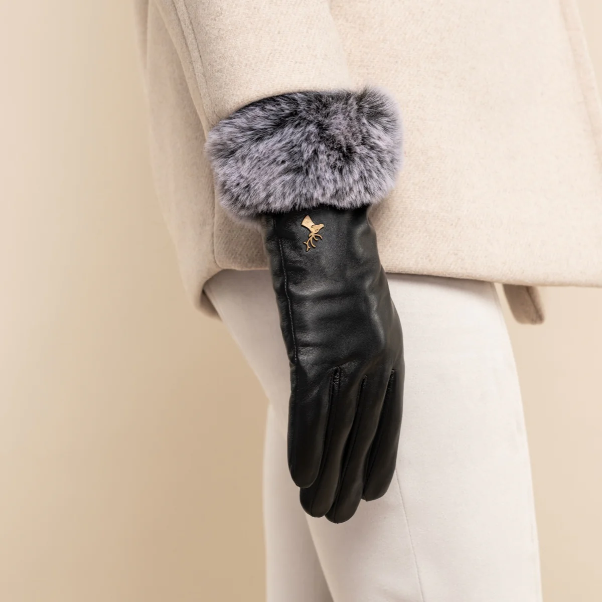 Vera (black) – Luxurious leather gloves with faux fur at the wrist and touchscreen feature - Image 10