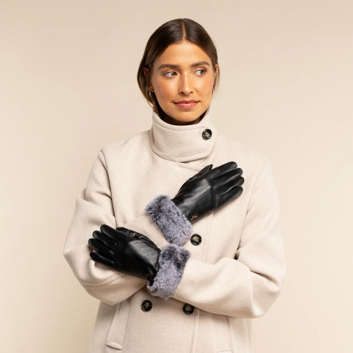 Vera (black) – Luxurious leather gloves with faux fur at the wrist and touchscreen feature - Image 11