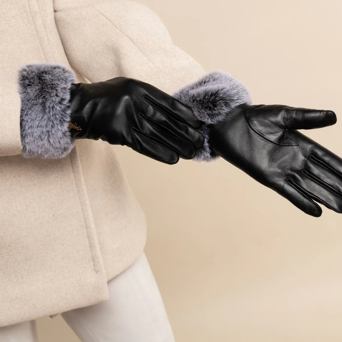 Vera (black) – Luxurious leather gloves with faux fur at the wrist and touchscreen feature - Image 12