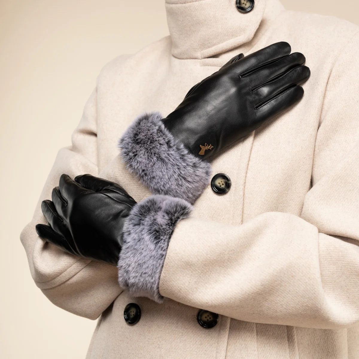 Vera (black) – Luxurious leather gloves with faux fur at the wrist and touchscreen feature - Image 7
