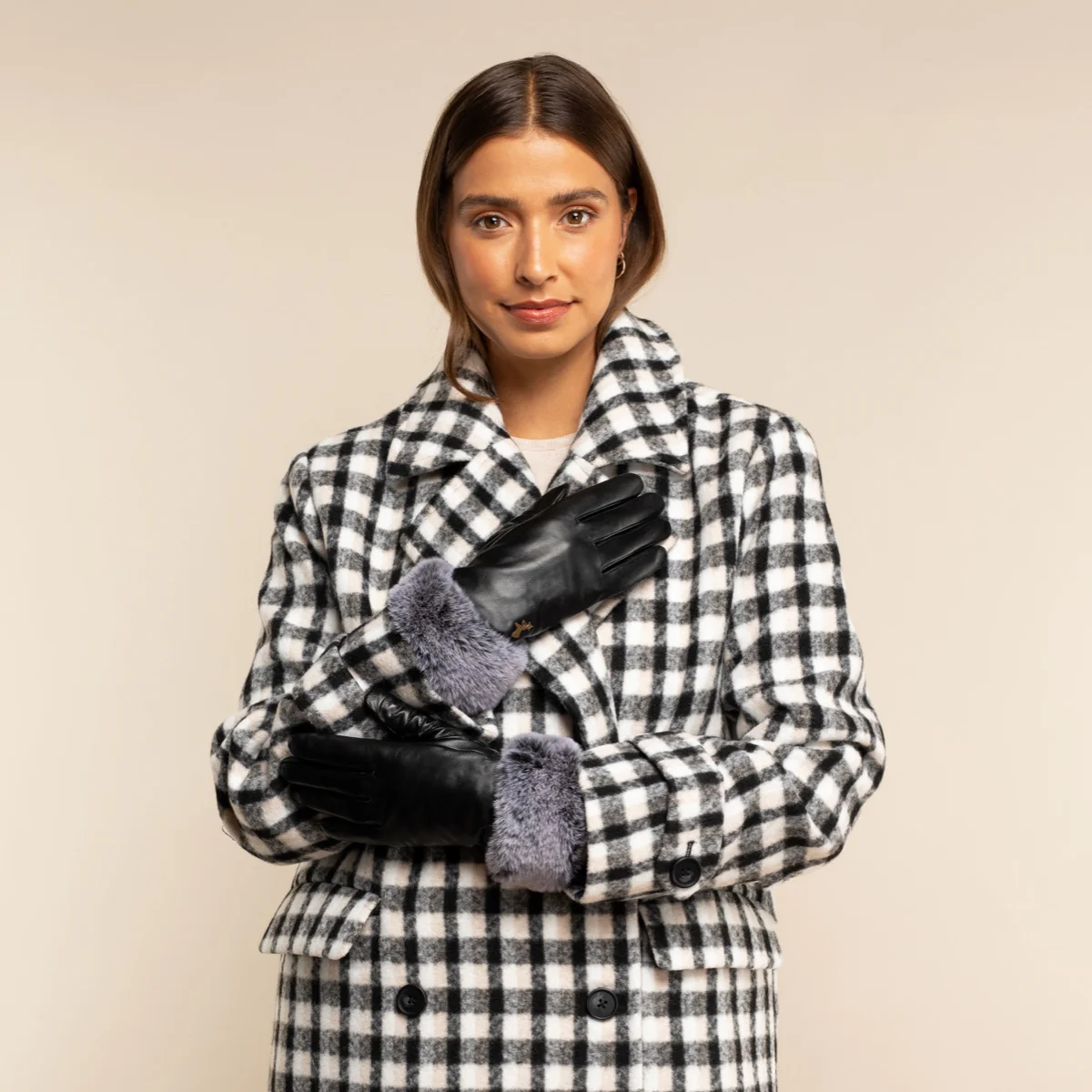 Vera (black) – Luxurious leather gloves with faux fur at the wrist and touchscreen feature - Image 8