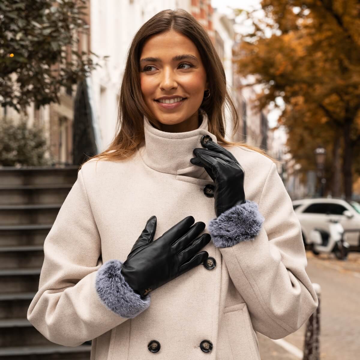 Vera (black) – Luxurious leather gloves with faux fur at the wrist and touchscreen feature - Image 9