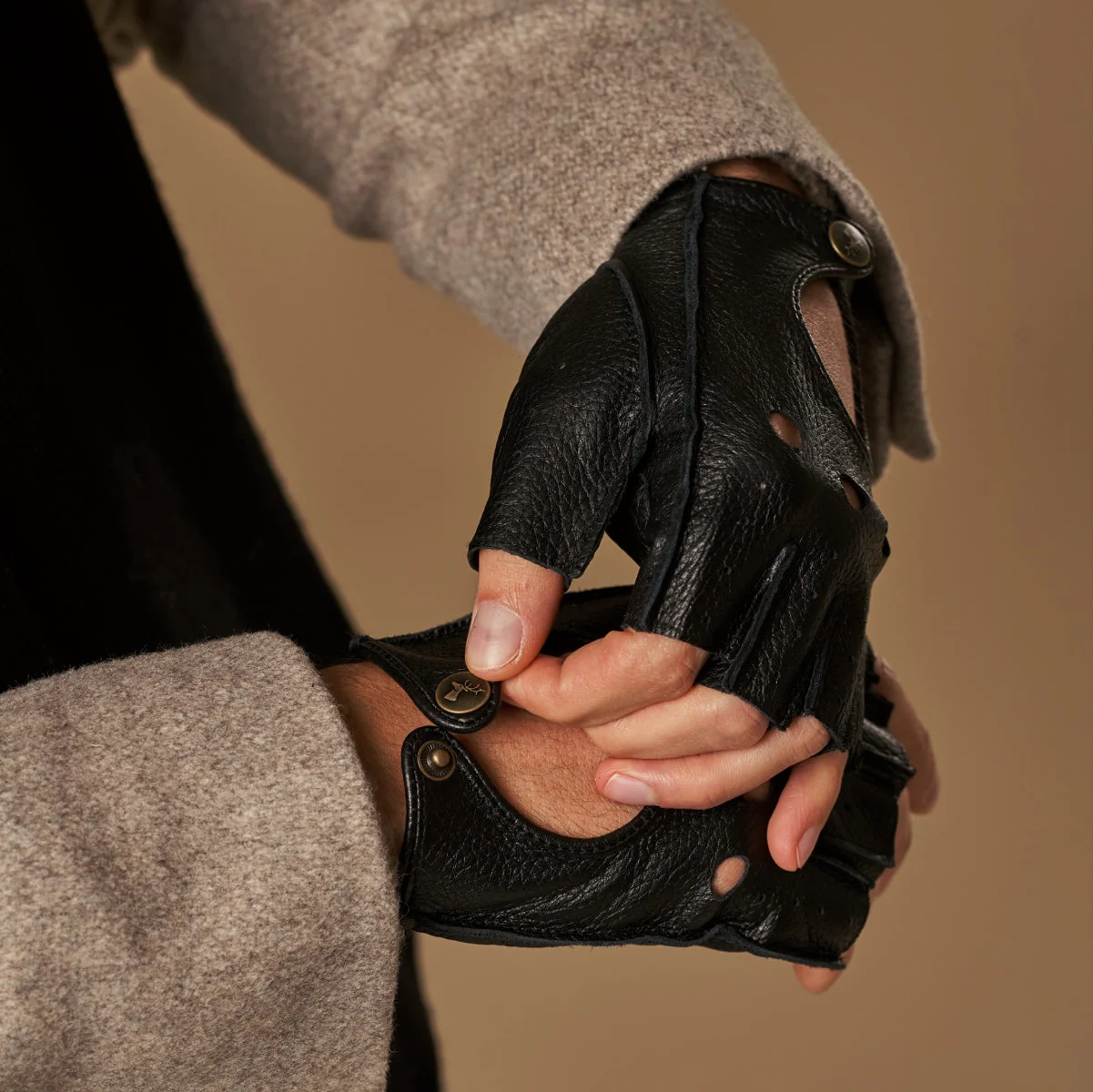 Zane (black) – Luxurious men's fingerless driving gloves made of American deerskin leather - Image 8